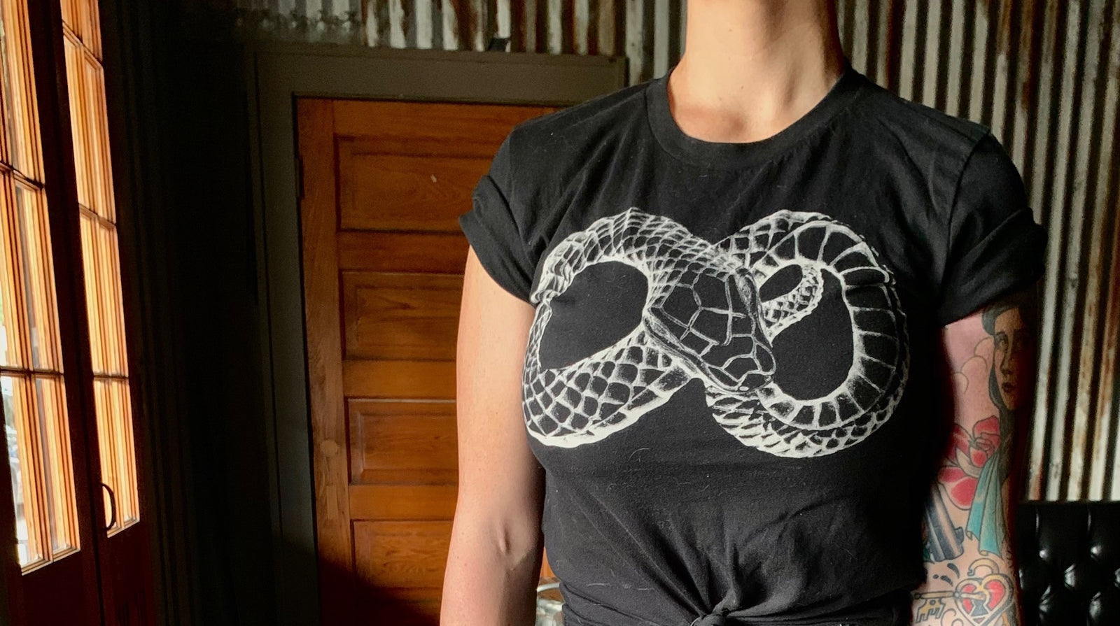 #DT-1310 Figure 8 Snake T  Blk/ White