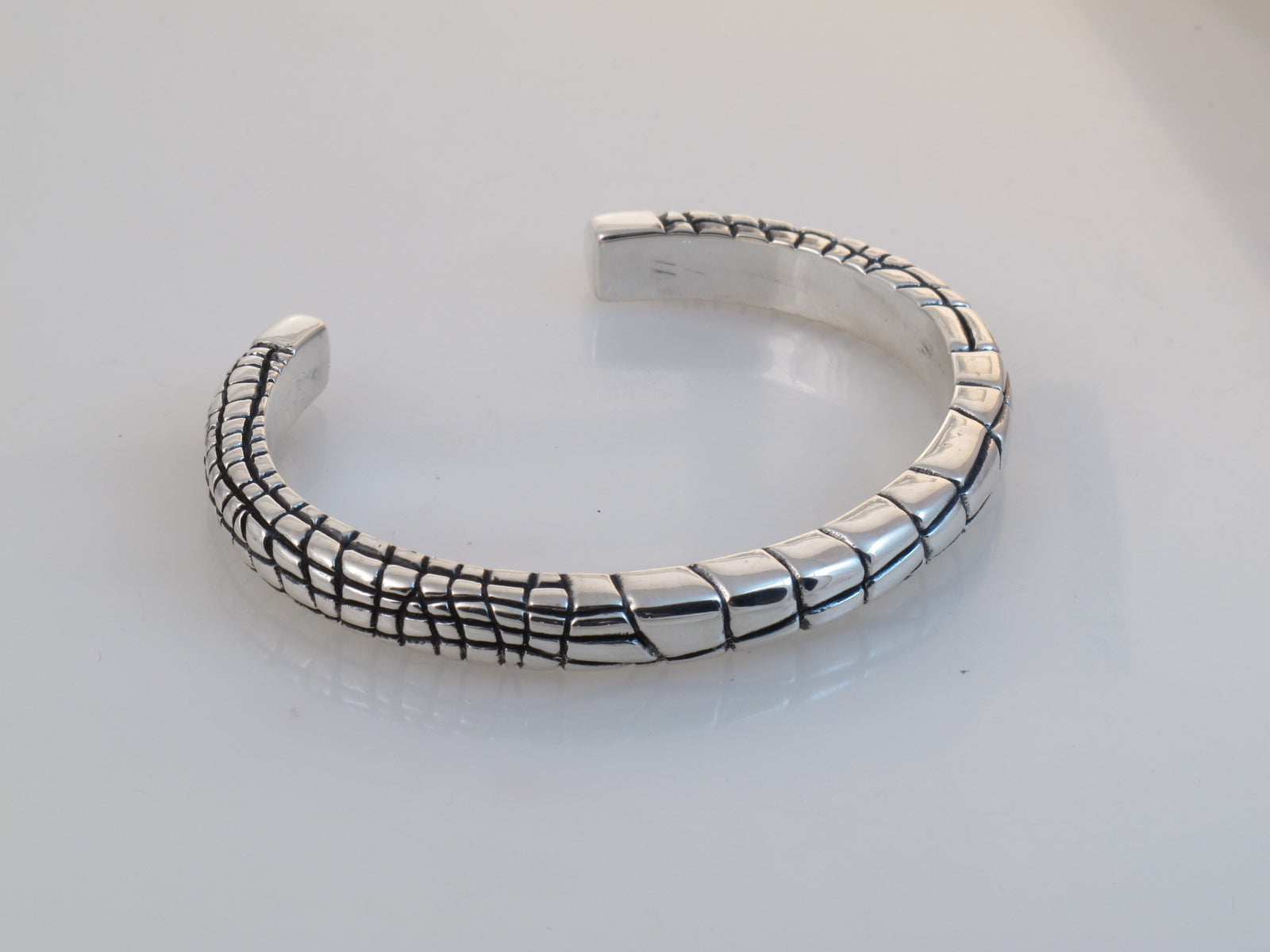 #DB-10 Alligator Skin Pattern Cuff, Sterling